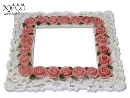 قاب عکس دیواری ساده مربع با حاشیه ای از گل رز